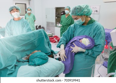 Neugeborenes mit Mutter im Krankenhaus nach der Geburt.