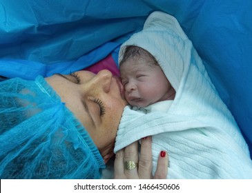 Neugeborenes mit Mutter im Krankenhaus, Sekunden nach der Geburt.