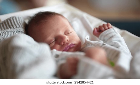 el bebé recién nacido duerme. el sueño de un niño bebé yace en la cama de un niño. concepto de vida de bebé de feliz cumpleaños familiar. lindo bebé cerca durmiendo en la cama en casa