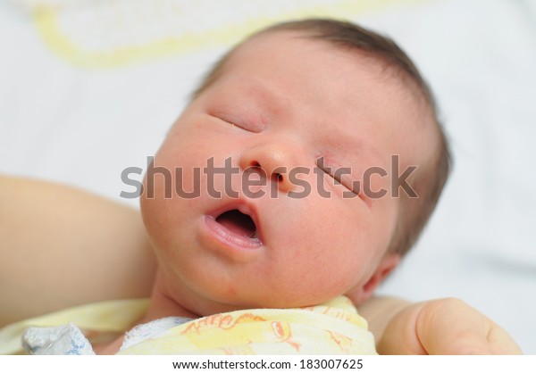 newborn sleeps with mouth open