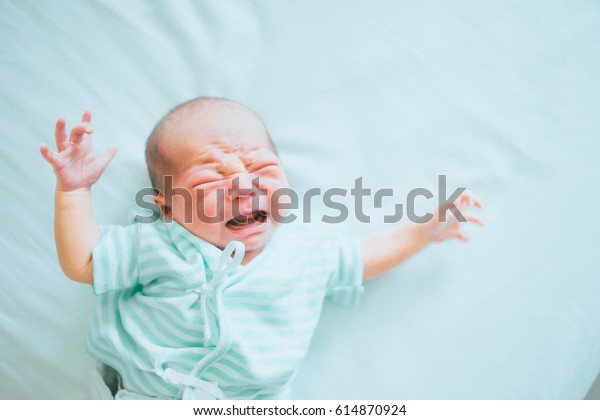 新生児の泣き子 ベッドで疲れ 空腹の新生児 子どもの泣き声 子どもの寝具 子どもの泣き声 赤ちゃんの泣き叫び 生後間もなく健康な子ども の写真素材 今すぐ編集