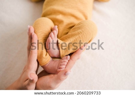 newborn feet in mommys hand