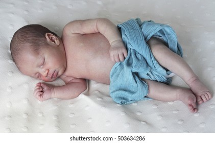 newborn sleeps with eyes open