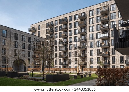 New-build apartments in Hamburg, inner courtyard with passageway and balconies - 1700 apartments (partly publicly subsidized or condominium) were completed between 2021 and 2023.