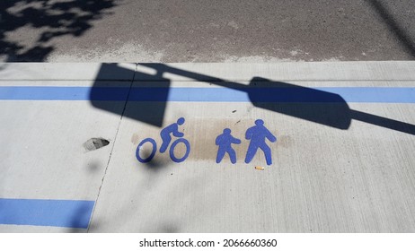 Newcastle, Australia - Oct 2021: Selective Focus View Of The Shared Path Sign On The Road (walking Trails And Cycling Paths) AtNewcaslt CBD. Bike-friendly Place, Pedestrians And Cyclist Safety