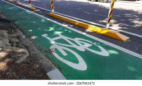 Newcastle, Australia - Oct 2021: Selective Focus View Of The Shared Path Sign On The Road (walking Trails And Cycling Paths) AtNewcaslt CBD. Bike-friendly Place, Pedestrians And Cyclist Safety