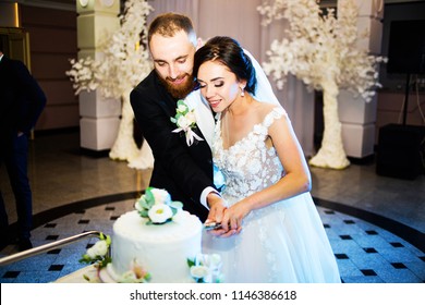 
Newlyweds eat their wedding cake
