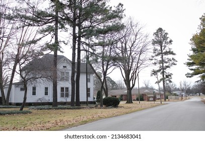 Newport, Arkansas United States - February 13 2022: A Large Old House With Tall Pine Trees In The Yard