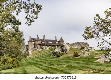 NEWPORT, USA - SEP 23, 2017: View To Beautiful Houses At The Coastline Of Newport, Rhode Island. The Street Along The Coast Give A Beautiful Impression Of Rich Living.