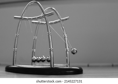 Newton's cradle or pendulum with 5 balls