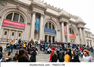 NEW-YORK - NOV 10: Street musicians performing for the crowded entrance to the Metropolitan Museum on November 10, 2012 in New-York, USA.