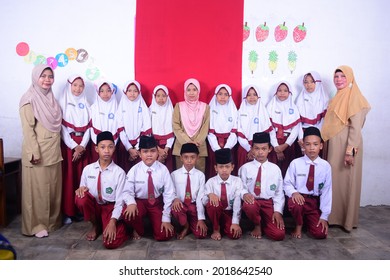 NGANJUK, INDONESIA - MARCH 12, 2020: Some Islamic Elementary School Are Taking Picture In Front Of Their Class In Nganjuk, Indonesia.