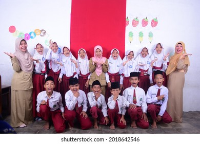 NGANJUK, INDONESIA - MARCH 12, 2020: Some Islamic Elementary School Are Taking Picture In Front Of Their Class In Nganjuk, Indonesia.