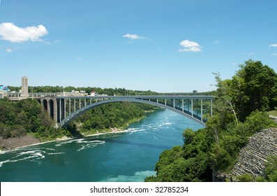 Niagara fall - bridge to Canada