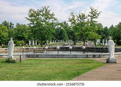 NIAGARA, UNITED STATES - Jul 15, 2019: A Beautiful View Of Lady Mary And Fatima Children Statues In Fatima Shrine Holliston