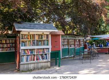 Niantic Connecticut - June 17, 2020: Book Barn In Niantic Connecticut, Beautiful Outdoor Used Bookstore. People Shopping Books.