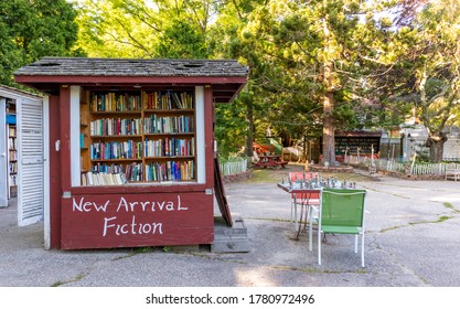 Niantic Connecticut - June 17, 2020: Book Barn In Niantic Connecticut, Beautiful Outdoor Used Bookstore. People Shopping Books.