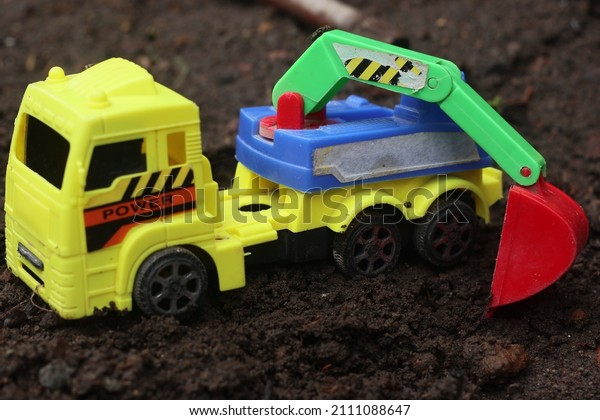 Nice color toy truck\
photo