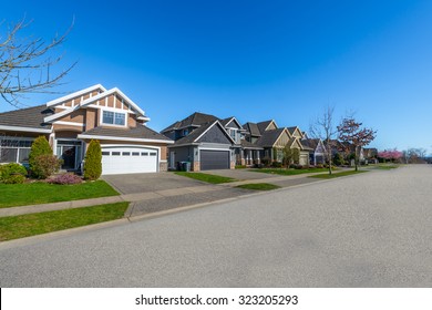 Nice And Comfortable Great Neighborhood. Some Homes On The Empty Street In The Suburbs Of Vancouver, Canada.