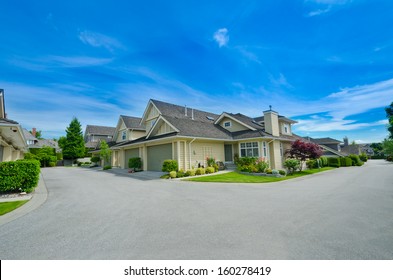 Nice And Comfortable Neighborhood. Houses With Double Doors Garages On The Corner Of Empty Street In The Suburbs Of Vancouver, Canada.