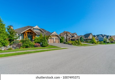 Schönes und komfortables Viertel. Einige Häuser auf der leeren Straße in den Vororten von Vancouver, Kanada.
