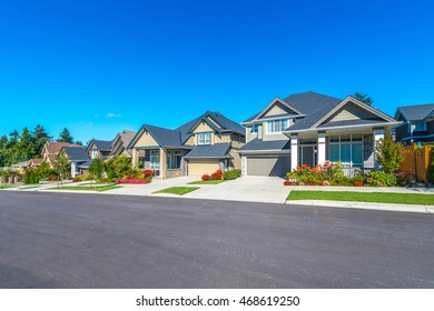 Nice And Comfortable Neighborhood. Some Homes On The Empty Street In The Suburbs Of The North America. Canada.