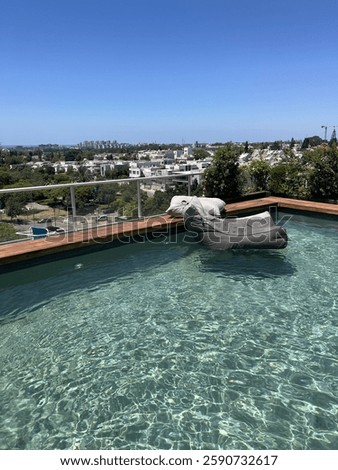 Nice pool view in a penthouse 