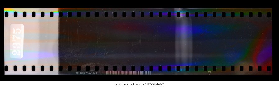 schöner Scan eines langen, leeren 35 mm negativen Filmstreifens mit kühler Interferenz des Scanlichtes.
