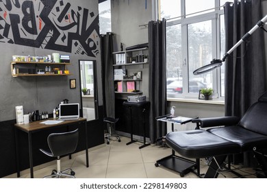 A nice studio with a modern interior