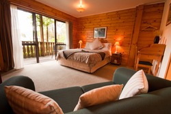 Szép Meleg Belső Hegyi Fa Ház Hálószoba. Fox Gleccser Lodge, Fox Gleccser, Nyugati Part, Déli-sziget, Új Zéland.