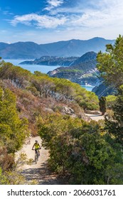 nice woman riding her electric mountain bike at the coastline of mediterranean sea on the Island of Elba in the tuscan Archipelago, in front of Porto Ferraio,Tuscany, Italy
Kategorie
Sport
