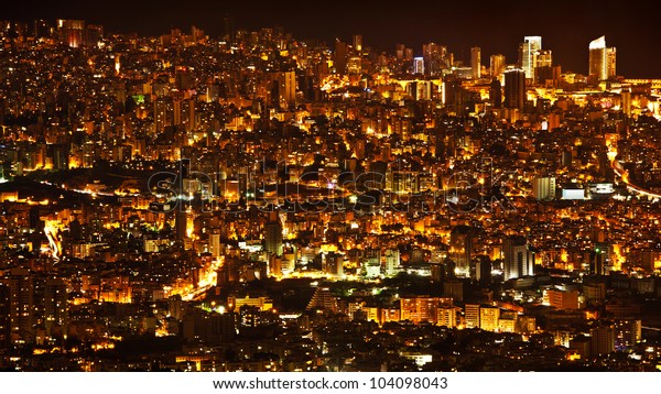 夜の都市の背景に美しい都市の街並み 街灯とベイルート 高い建物と高層ビル パノラマの暗い町柄 中東 レバノン の写真素材 今すぐ編集