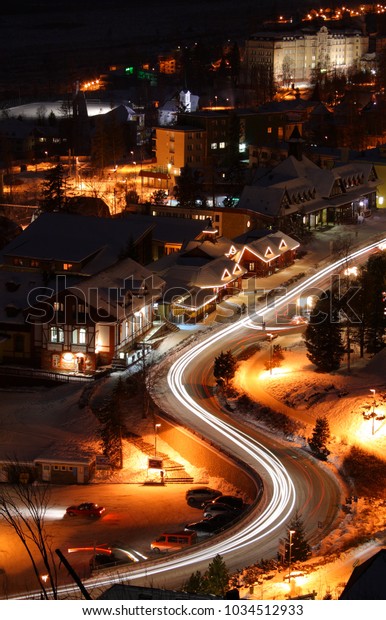 Night city road
curve