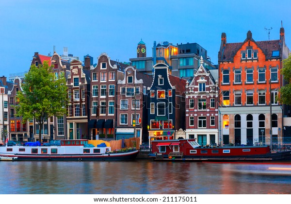 オランダ オランダ オランダ アムステルダム運河の夜間の街並み オランダの典型的な家や船 の写真素材 今すぐ編集