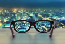 Nachtstadtbild Mit Brillengläsern