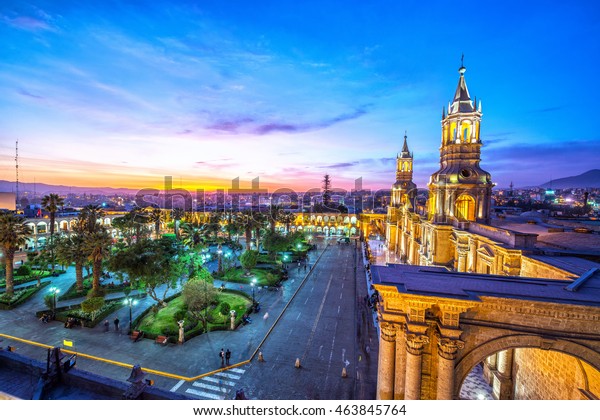 ペルー アレキパの歴史的な中心にあるアルマス広場で夜が暮れる の写真素材 今すぐ編集