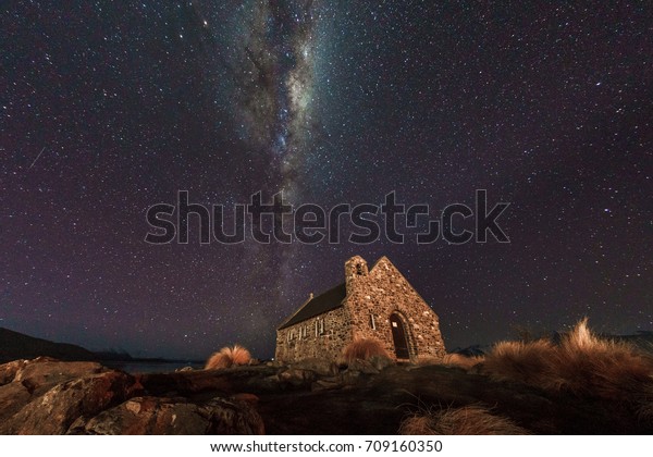 良い羊飼いとミルキーウェイの教会を背景にテカポ湖で夜 の写真素材 今すぐ編集