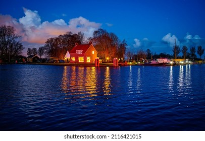 Night Lights Of Lake House. Lights Of Night Lake House. Lake House Lights At Night. Lake House Night Lights