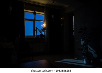 月光 窓 の写真素材 画像 写真 Shutterstock