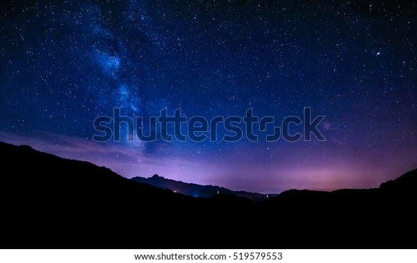 夜空星星银河系蓝紫色的天空在星空的夜晚在山上库存照片 立即编辑