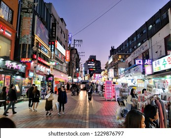 Night Time At Dongdaemun Market ,street Shopping Or Shopping Area Packed With International Fashion Brands At Seoul,South Korea With People Are Walking On The Autumn Season.Nov 14,2018 : South Korea.