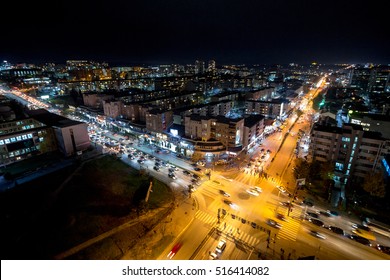Ночной вид на перекресток между бульваром Билла Клинтона и бульваром Джорджа Буша виден из собора Матери Терезы в Приштине, столице Косово.
