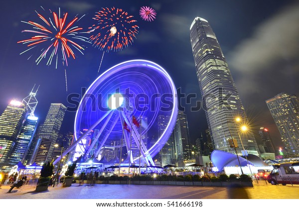 香港市の観覧車の夜景と花火 の写真素材 今すぐ編集