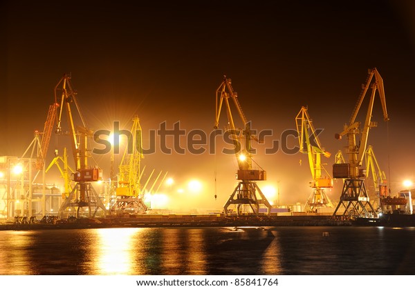 night view of\
the industrial port with\
cargoes