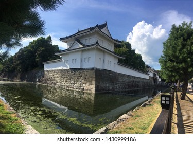 Nijo Castle (二条城, Nijōjō) was built in 1603 as the Kyoto residence of Tokugawa Ieyasu, the first shogun of the Edo Period (1603-1867).