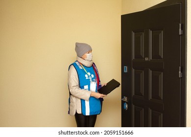 Nikolskoye City, Leningrad Region, Russia, October 15, All-Russian Population Census, A Woman Enters An Apartment And Rewrites People.