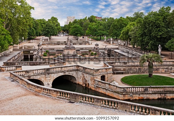 フランスのニーム 泉の古代庭園 フランス語 ジャルディン ド ラ フォンテーヌ 市の中心公園で ヨーロッパで最も重要な庭園の一つ の写真素材 今すぐ編集