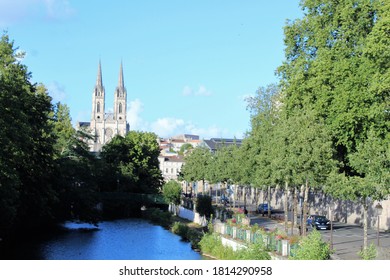 Niort, France - 09 30 2018 : The River Called Sèvre Niortaise In Niort, Town Of Niort, Department Of Deux Sèvres, Region Nouvelle Aquitaine, France