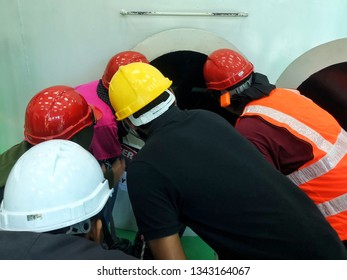 NIOSH, Bangi, Malaysia - 14th March 2019: Authorized Entrance Standby Person Training. Participant Looking Inside The Hole At Confined Space