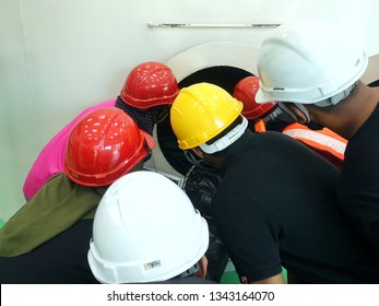 NIOSH, Bangi, Malaysia - 14th March 2019: Authorized Entrance Standby Person Training. Participant Looking Inside The Hole At Confined Space